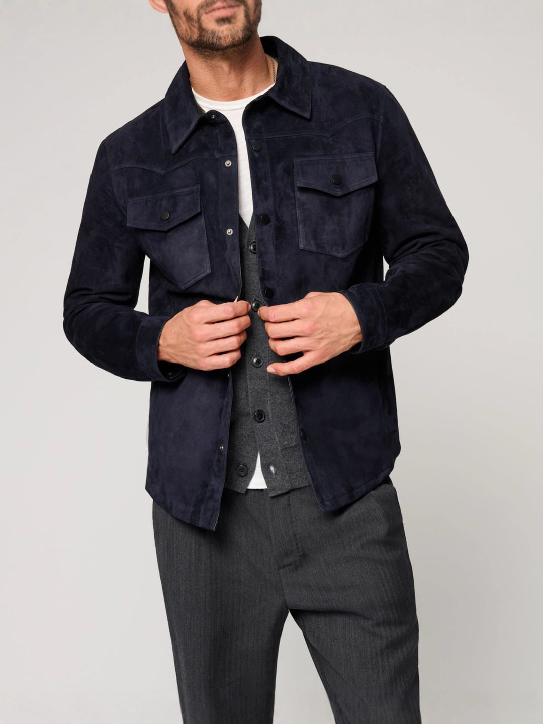 Men’s navy blue suede overshirt jacket with front flap pockets – elegant fall layering piece for smart-casual outfits.