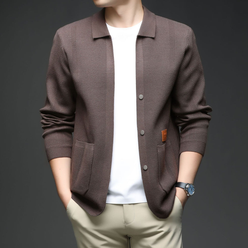 Men’s brown knitted cardigan jacket – lightweight button-up sweater with classic collar and patch pockets, ideal for stylish fall layering.