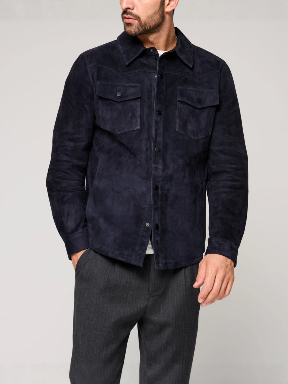 Men’s navy blue suede overshirt jacket with front flap pockets – elegant fall layering piece for smart-casual outfits.