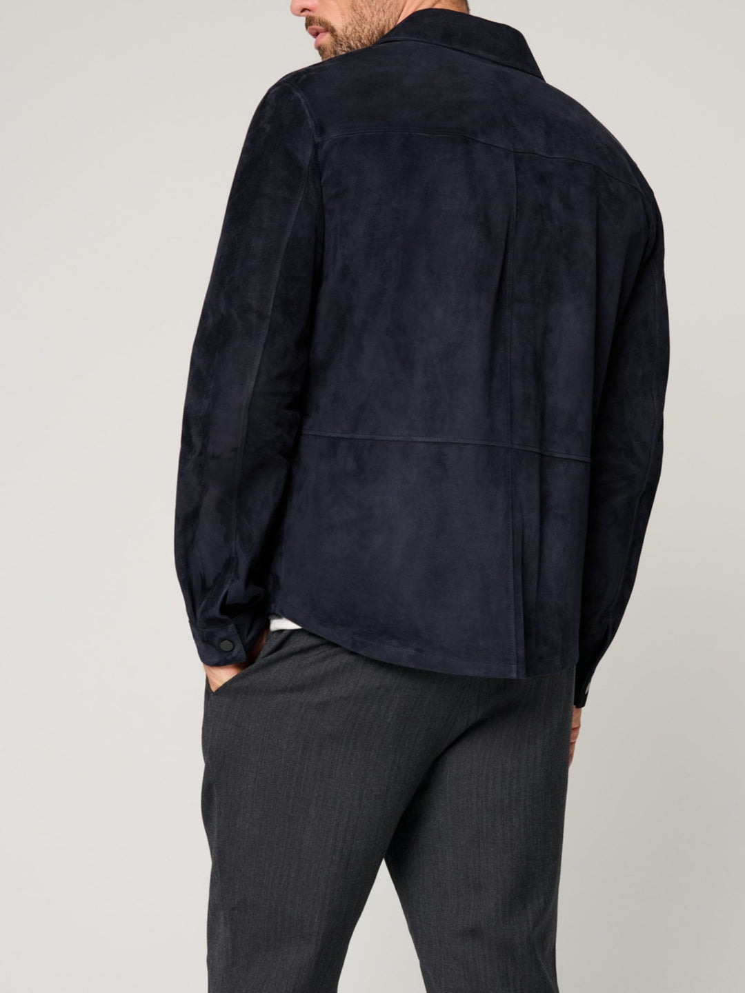 Men’s navy blue suede overshirt jacket with front flap pockets – elegant fall layering piece for smart-casual outfits.
