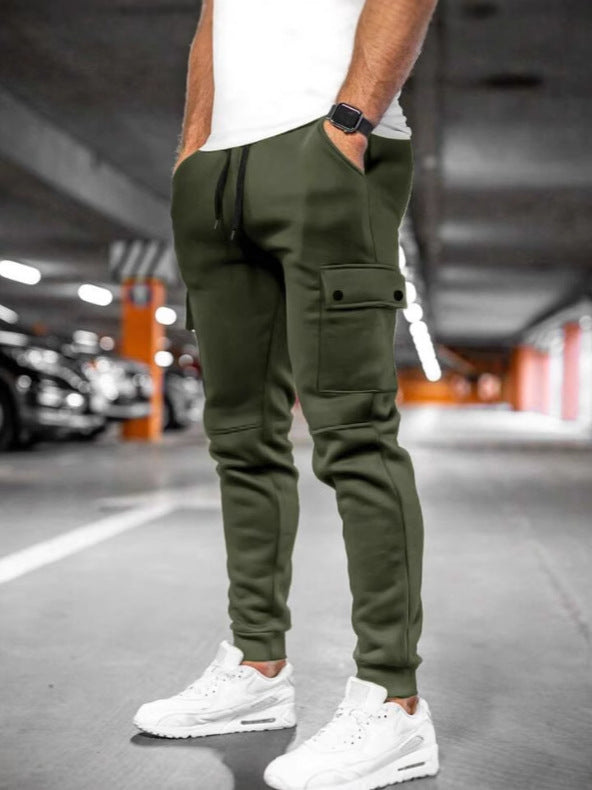 Men’s slim fit cargo joggers in olive green – stylish urban casual pants with multiple pockets, perfect for streetwear and activewear fashion.