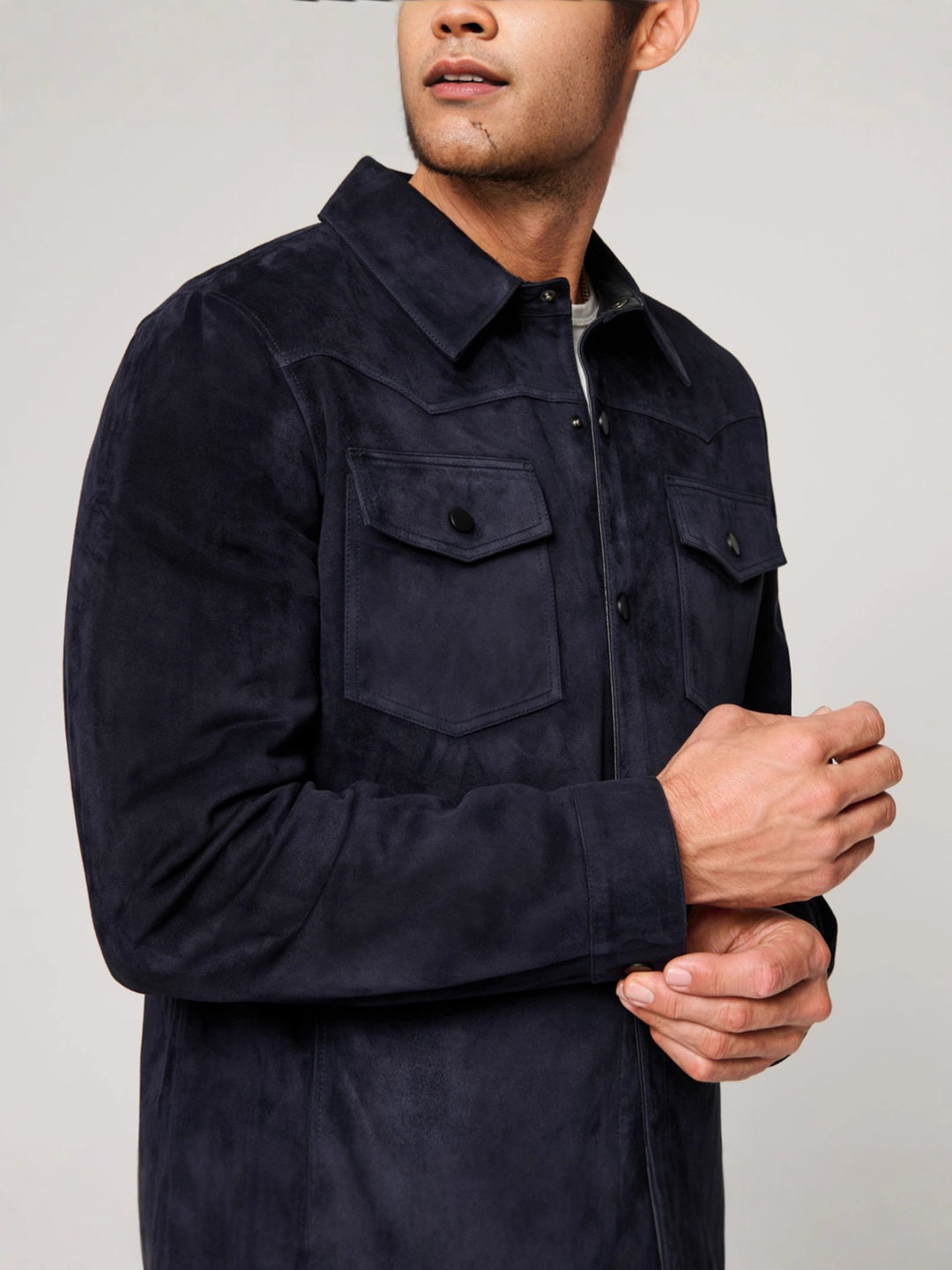 Men’s navy blue suede overshirt jacket with front flap pockets – elegant fall layering piece for smart-casual outfits.
