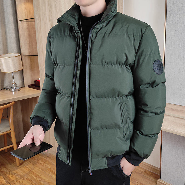 Men’s green padded puffer jacket – warm insulated winter coat with high collar and zip-up front, ideal for cold weather and outdoor layering.